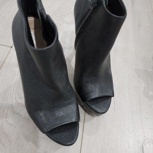 BCBG Ankle Bootie Size5